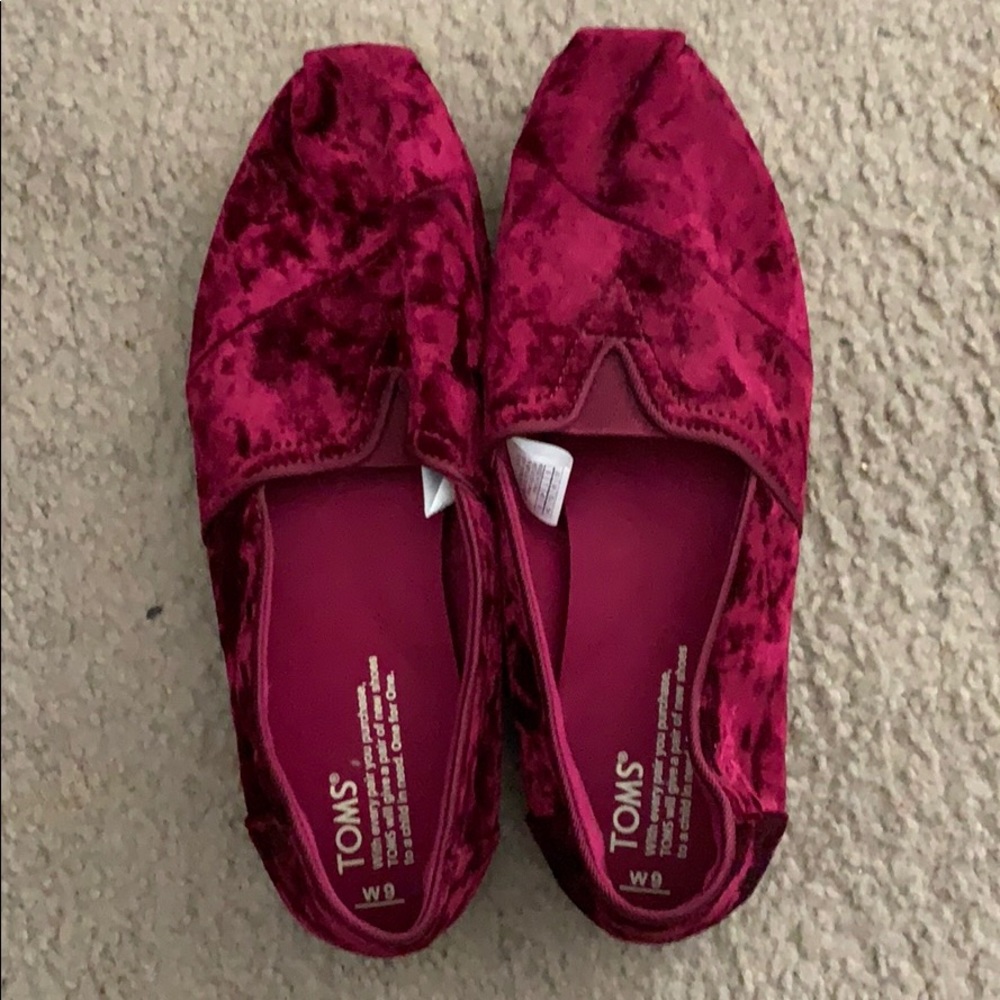 Red velvet TOMS